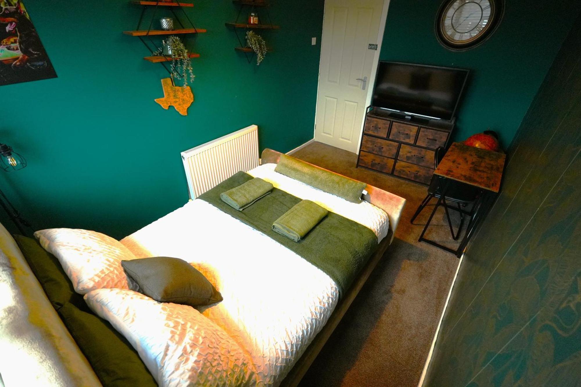 Detached Homestay - Super, King & Double Rooms - Leyland, Preston, Chorley, Lancashire Экстерьер фото