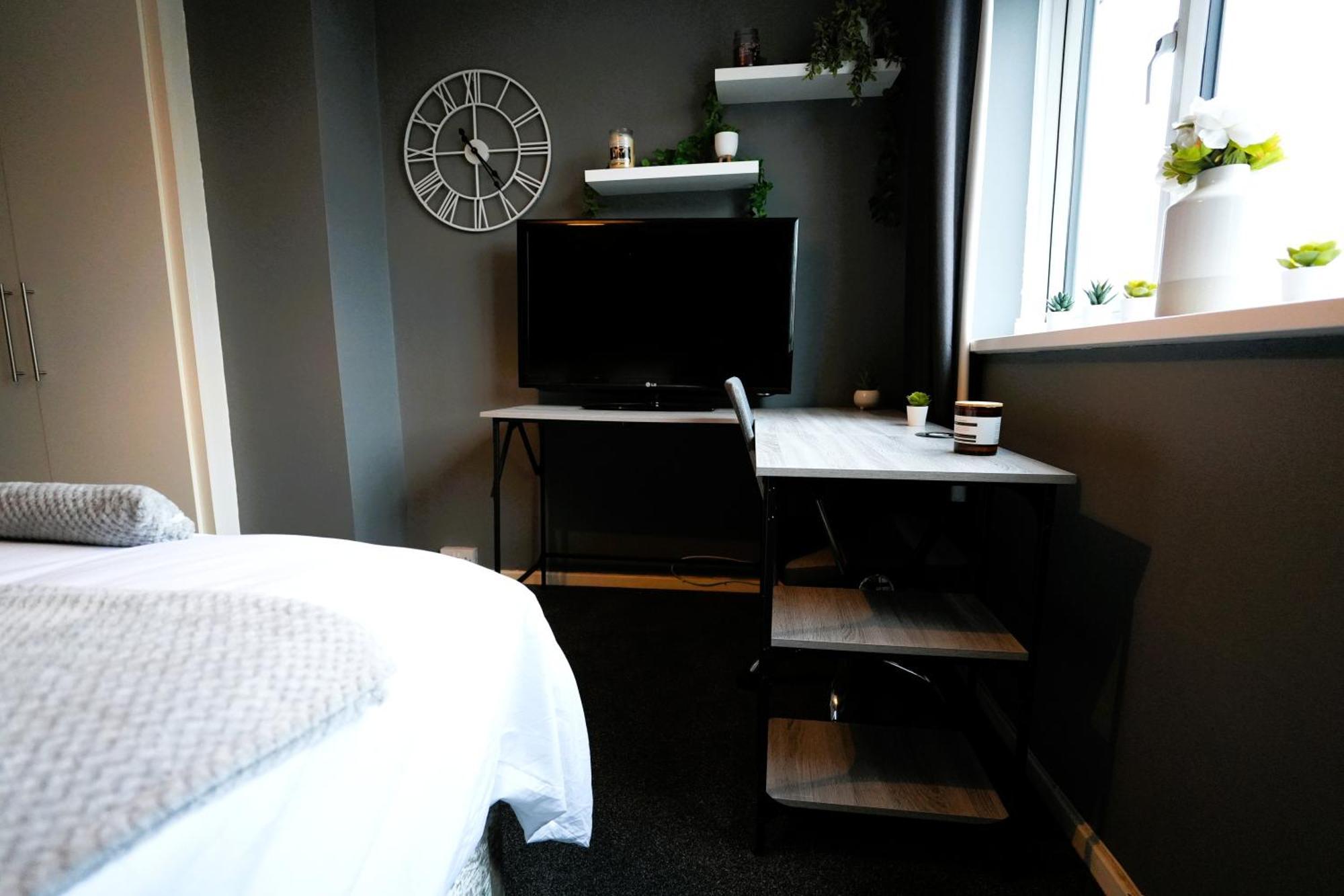 Detached Homestay - Super, King & Double Rooms - Leyland, Preston, Chorley, Lancashire Экстерьер фото